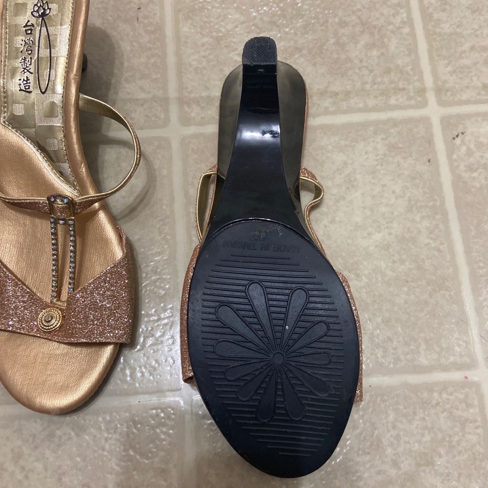 Beautiful gold embellished small heels 37